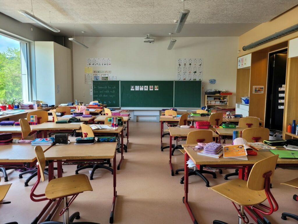 Aula de clases vacía con escritorios y pizarras, representando la modalidad presencial de los cursos SEPE en 2026